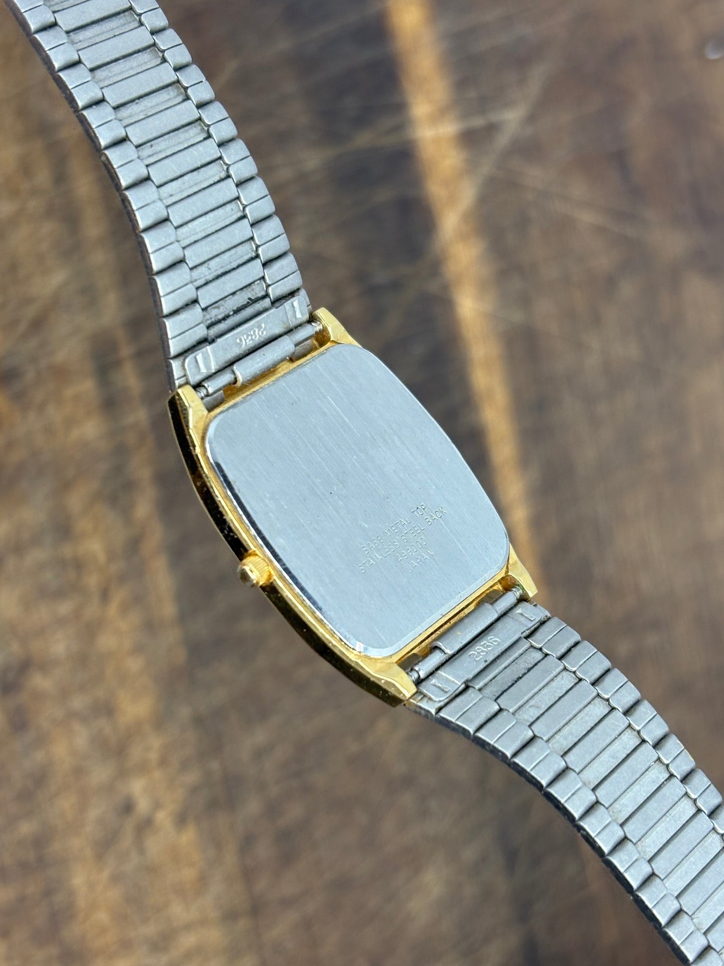 Accurist Quartz – Gold Rectangular Dress Watch