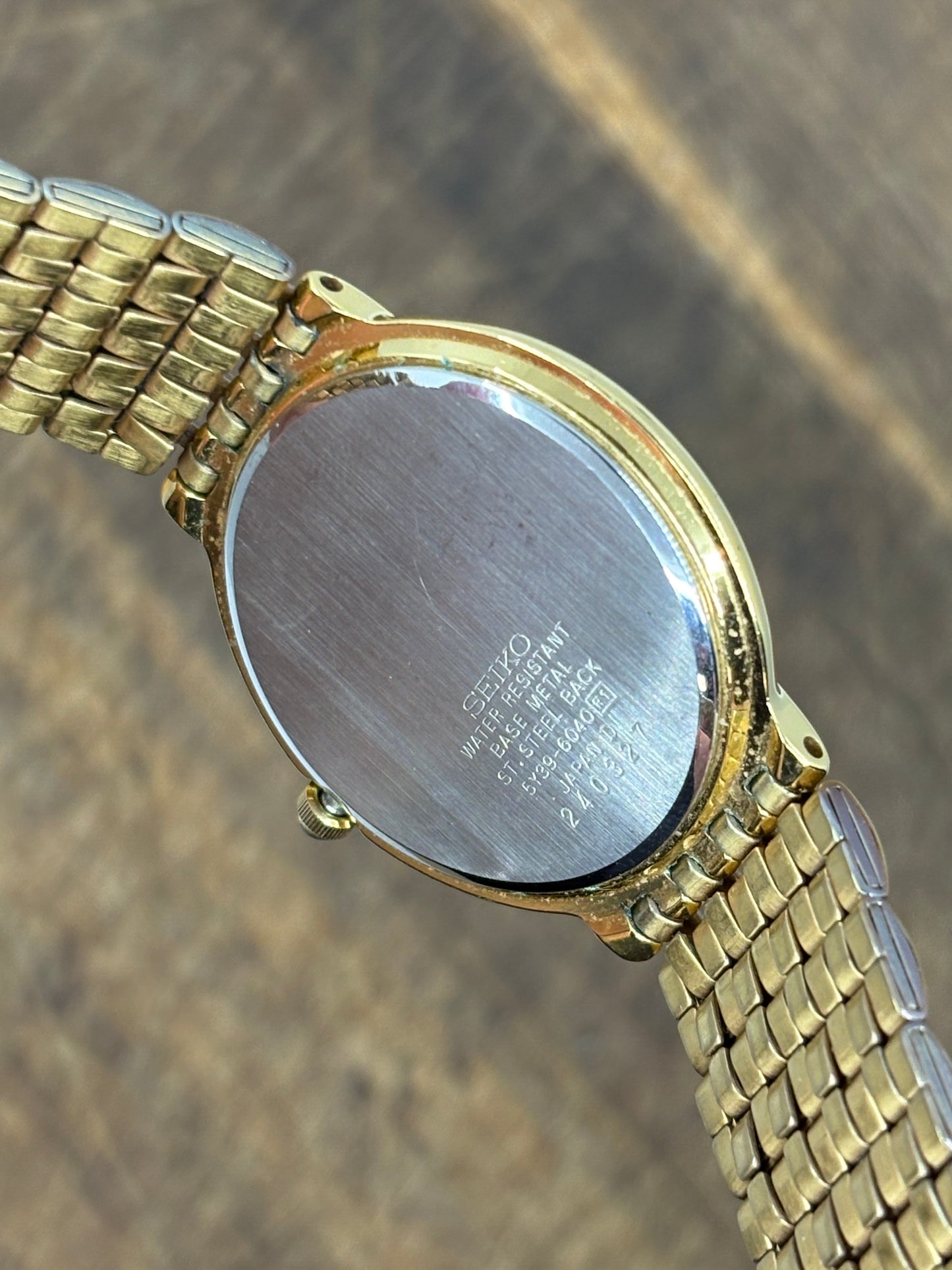 Seiko Quartz – Gold-Tone Dress Watch (Roman Dial)