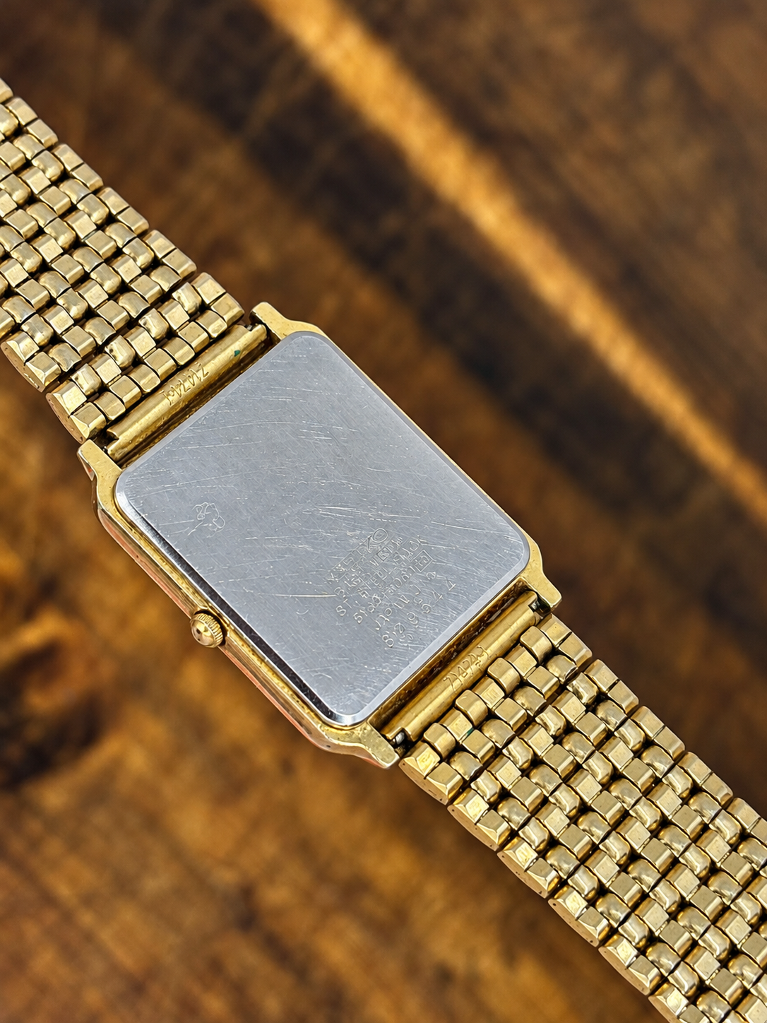 Vintage Seiko Quartz Rectangular Watch – White Roman Numeral Dial – Gold-Tone Bracelet