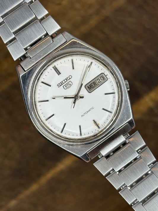 Seiko 5 Automatic – Silver Dial (Day-Date, Vintage Model)