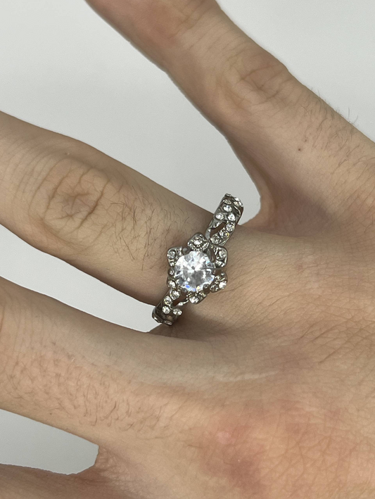 925 Sterling Silver Clear Stone Floral Solitaire Ring – Decorative Shoulder Design