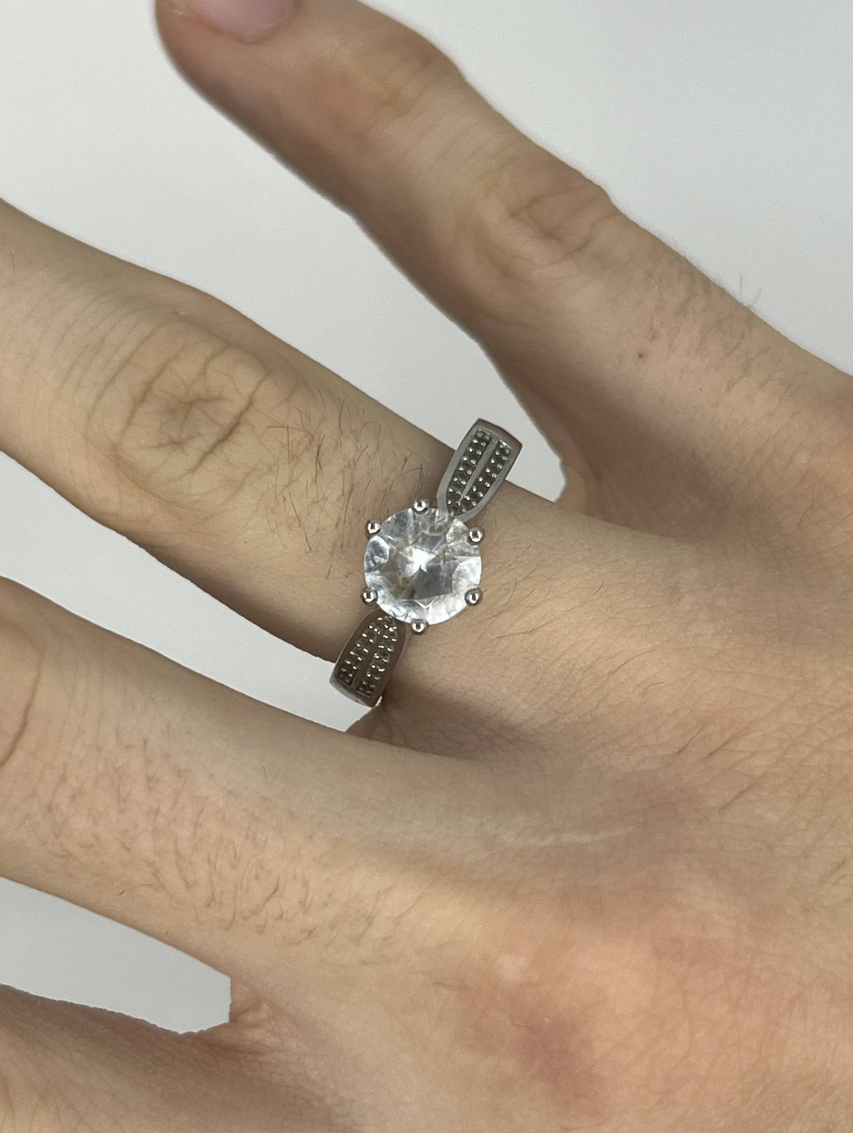 925 Sterling Silver Round Clear Stone Solitaire Ring – Decorative Split Shoulder Design
