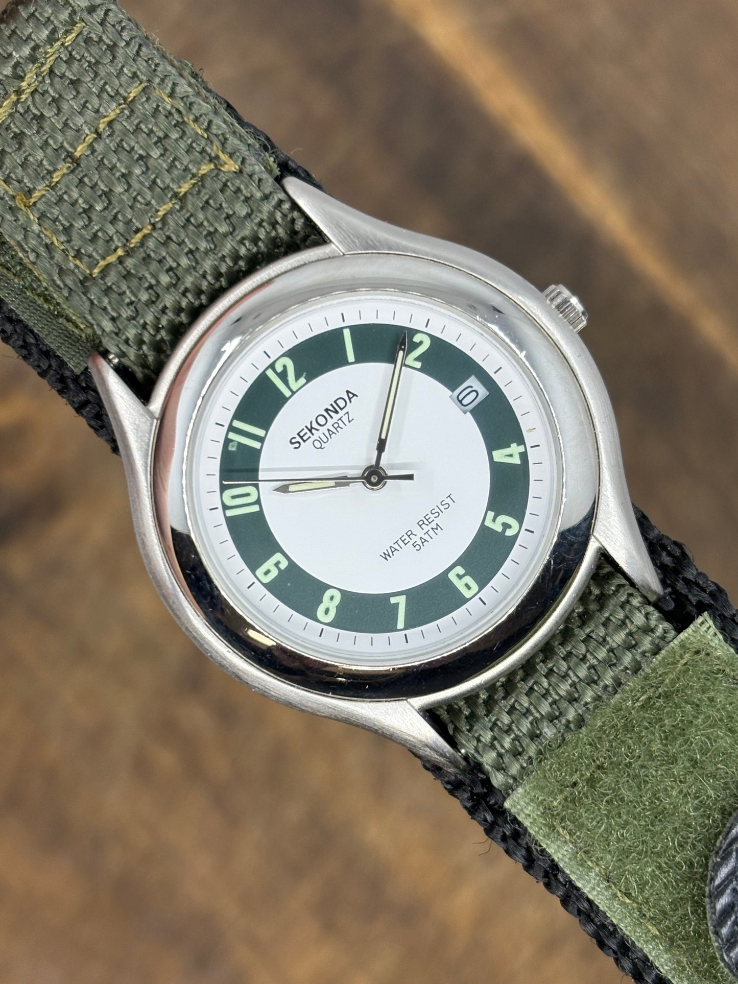 Sekonda Quartz – Field Watch Style (Green Accents)