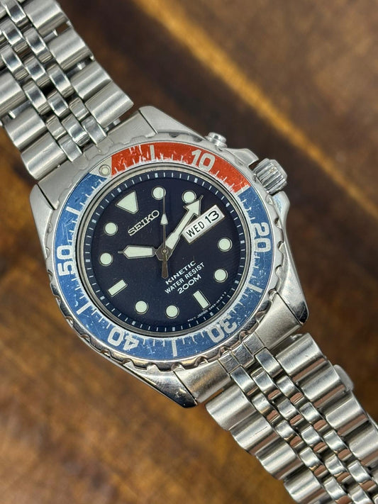 Seiko Kinetic Diver 200m – Pepsi Bezel, Day/Date