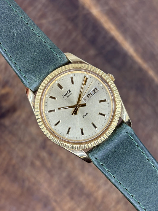 Timex Quartz – Gold-Tone Fluted Bezel (Day-Date)