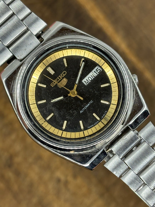 Seiko 5 Automatic – Black & Gold Dial (Day-Date)