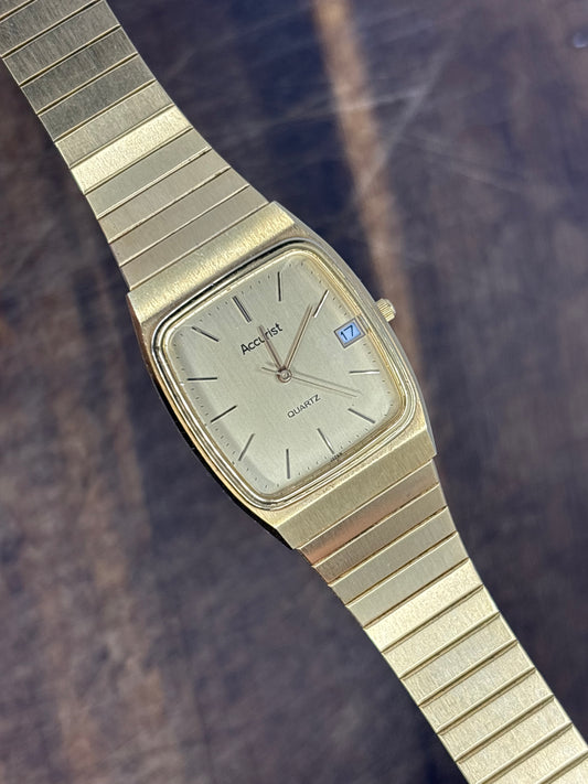 Accurist Quartz – Gold Rectangular Dress Watch