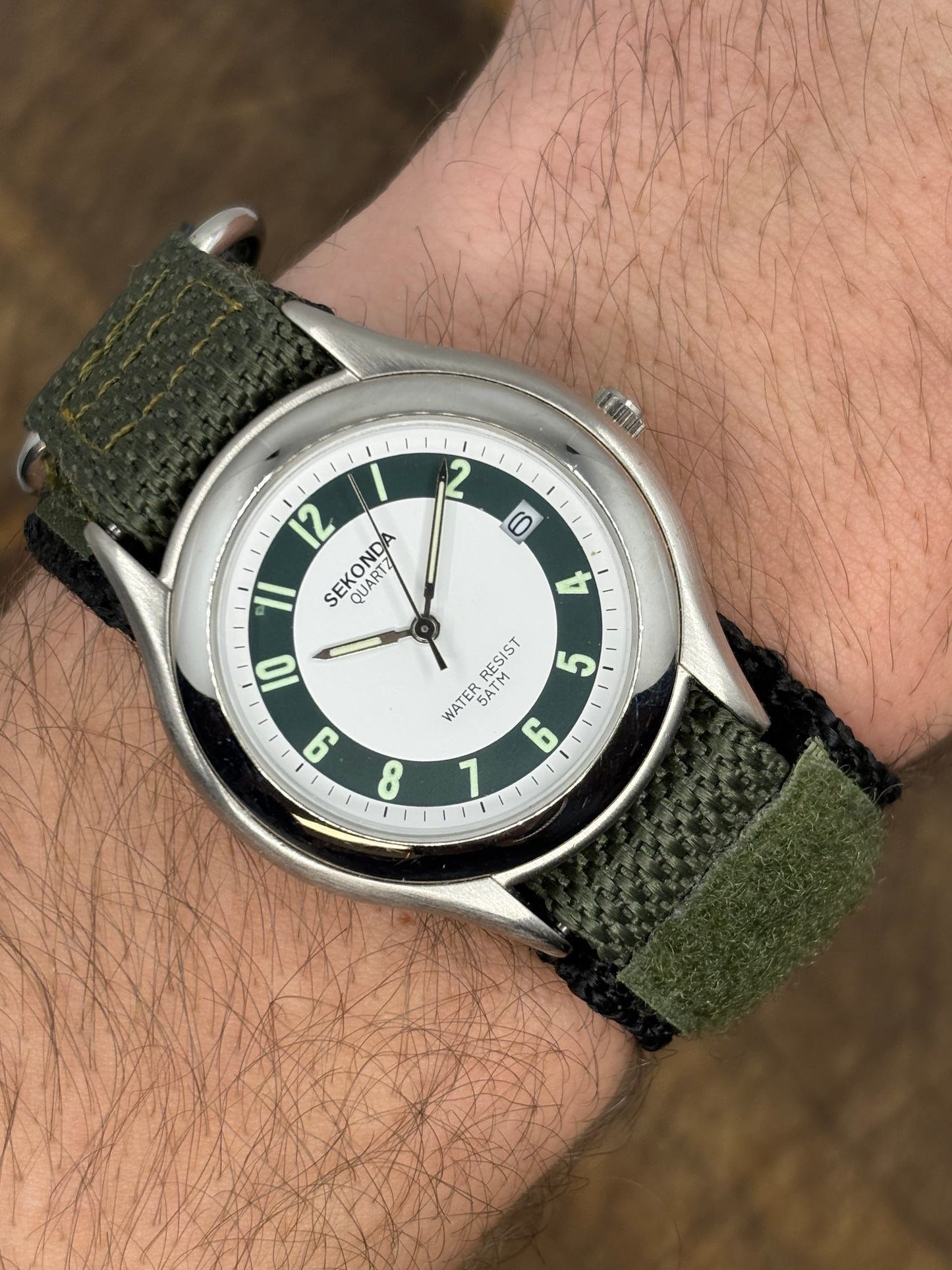 Sekonda Quartz – Field Watch Style (Green Accents)