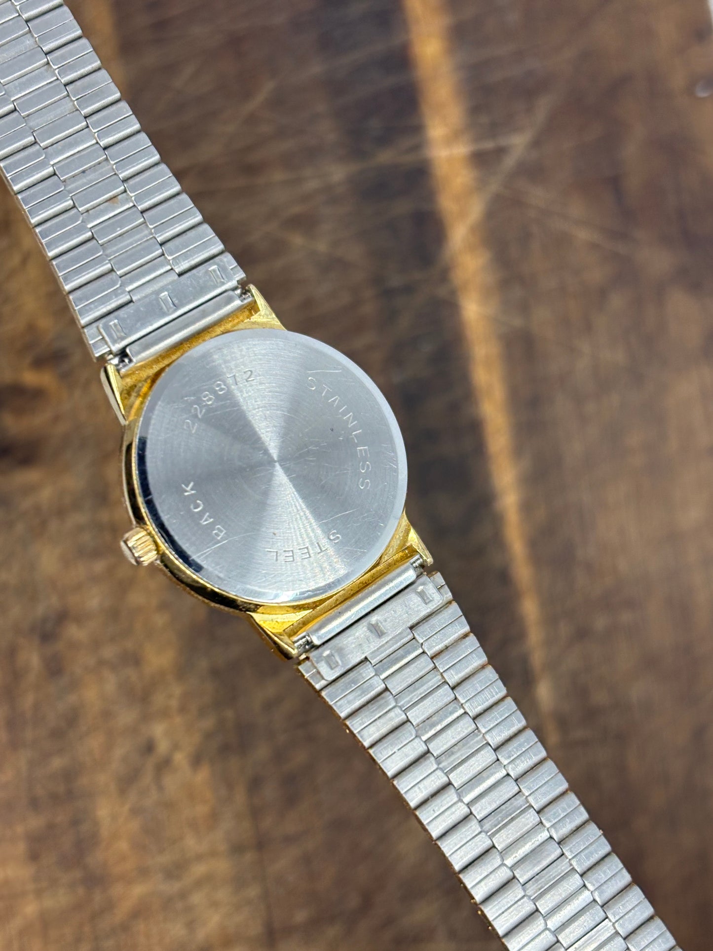 Avia Quartz – Gold-Tone Textured Dial