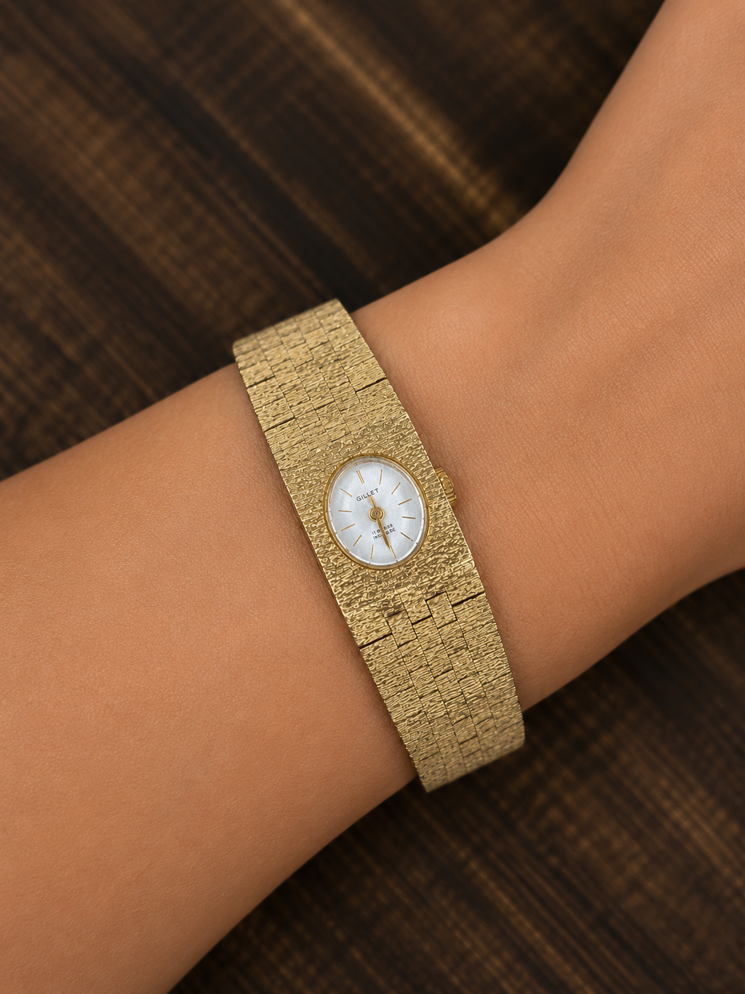 Vintage Gillux Ladies Mechanical Watch | 17 Jewels Incabloc | Gold Tone Bracelet | Swiss Made