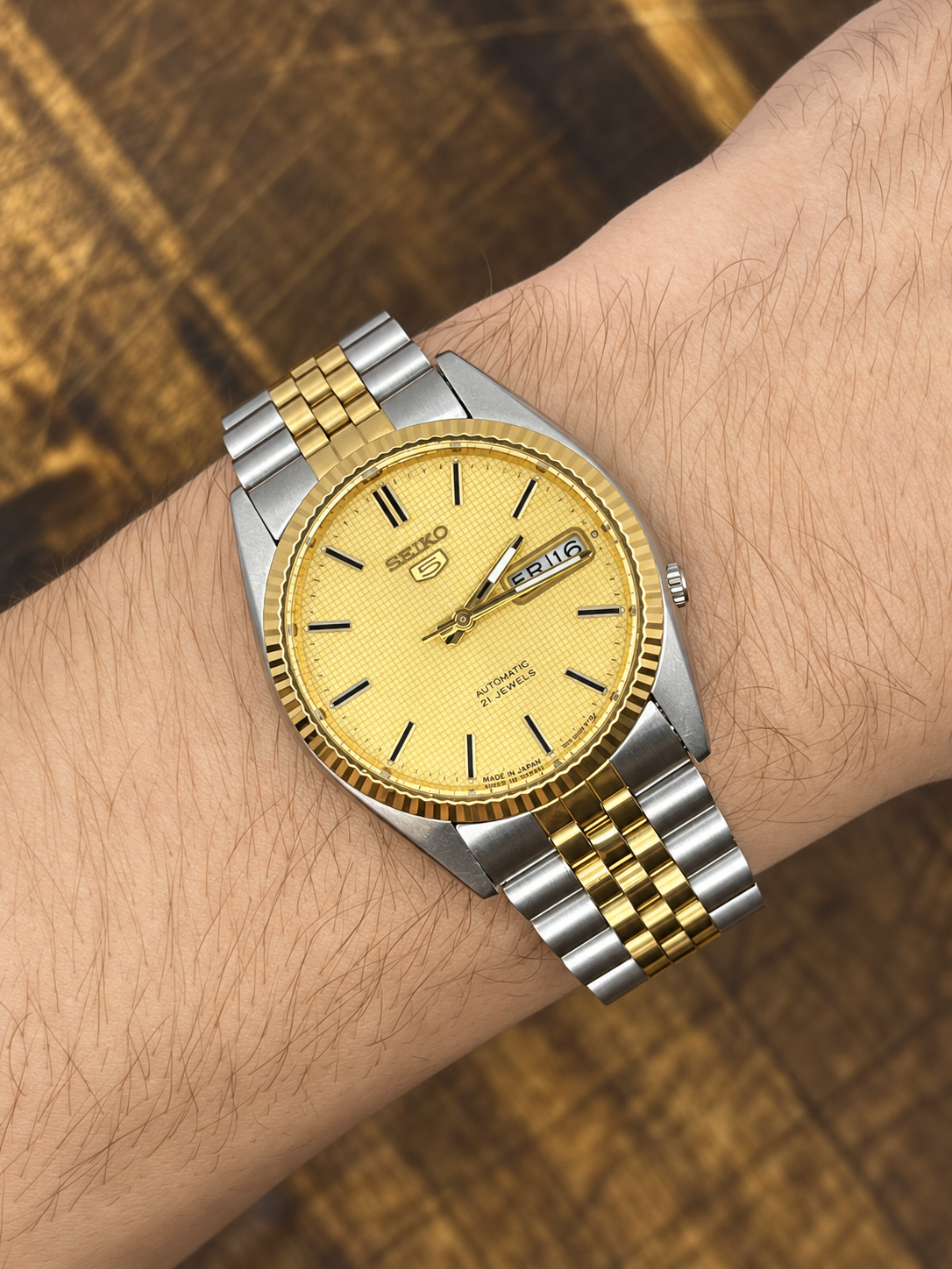 Seiko 5 Automatic Two-Tone Day-Date Watch – Gold Textured Dial – 21 Jewels
