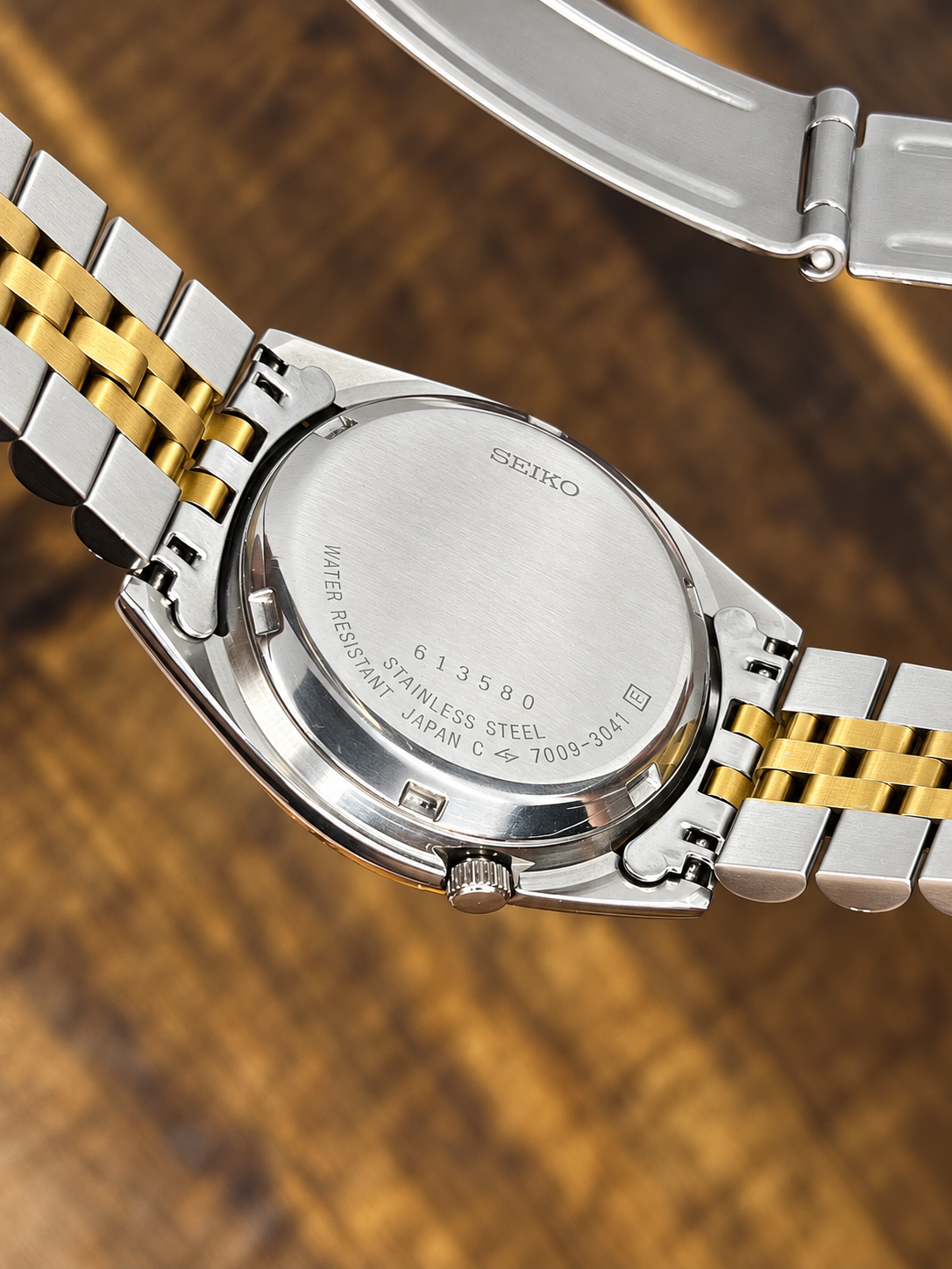 Seiko 5 Automatic Two-Tone Day-Date Watch – Gold Textured Dial – 21 Jewels