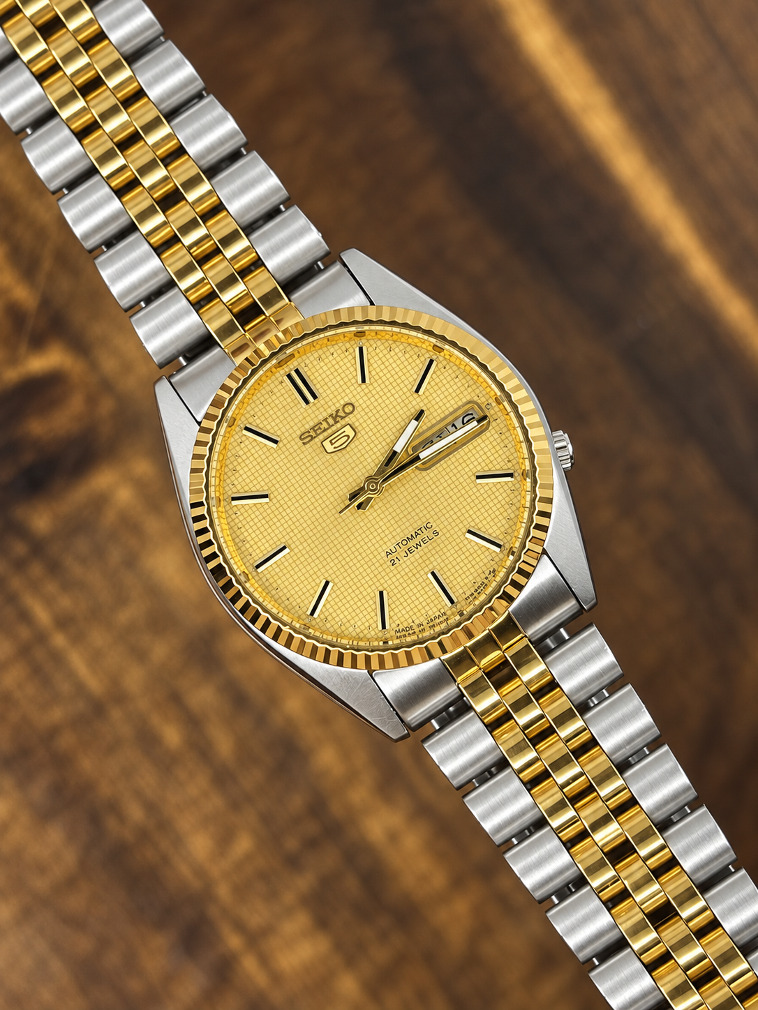 Seiko 5 Automatic Two-Tone Day-Date Watch – Gold Textured Dial – 21 Jewels