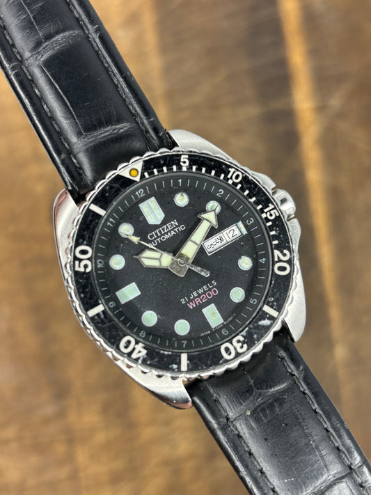 Citizen Automatic Diver WR200 | Black Dial | Arabic Day | Pink WR Text