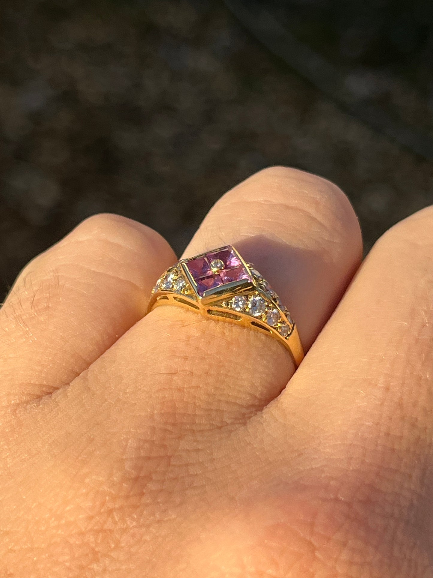 Pink sapphire and 18k yellow gold ring with a single central diamond