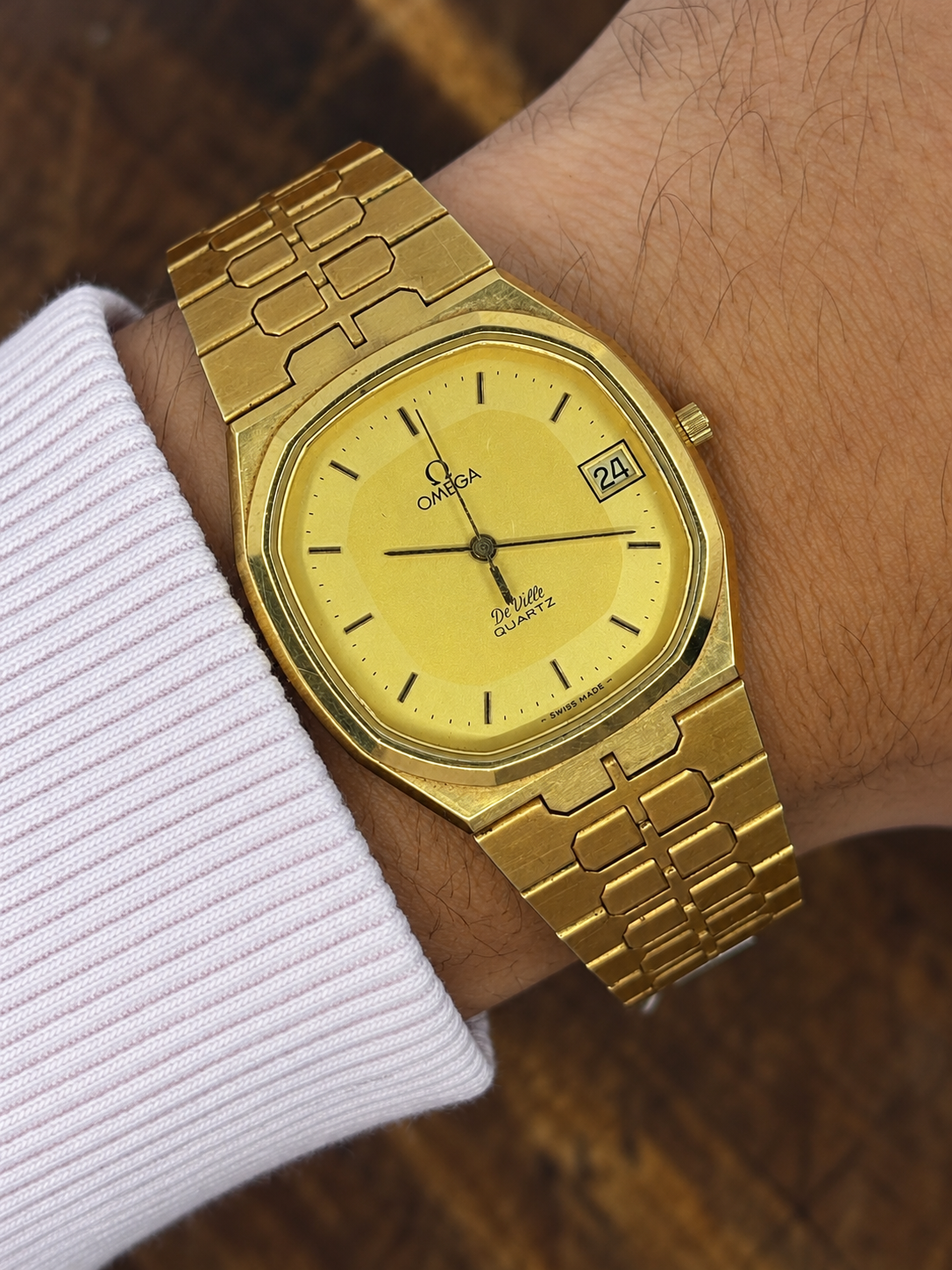 Vintage Omega De Ville Quartz Watch – Gold-Tone Octagonal Case – Champagne Dial – Integrated Gold-Tone Bracelet