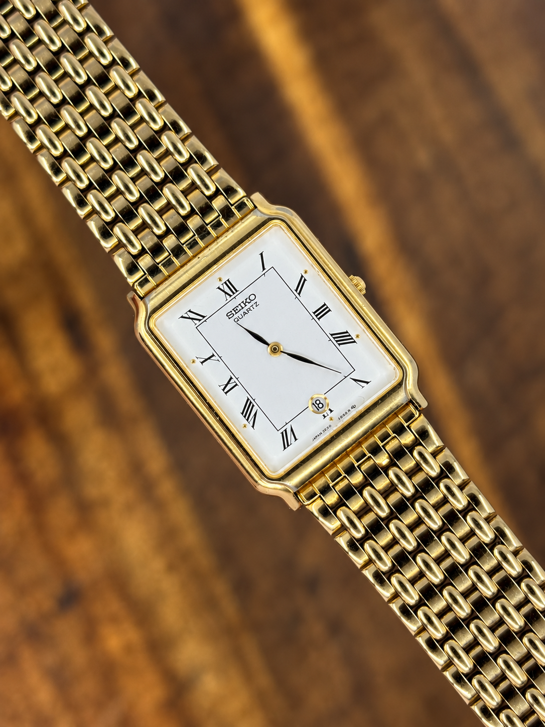 Vintage Seiko Quartz Rectangular Watch – White Roman Numeral Dial – Gold-Tone Bracelet