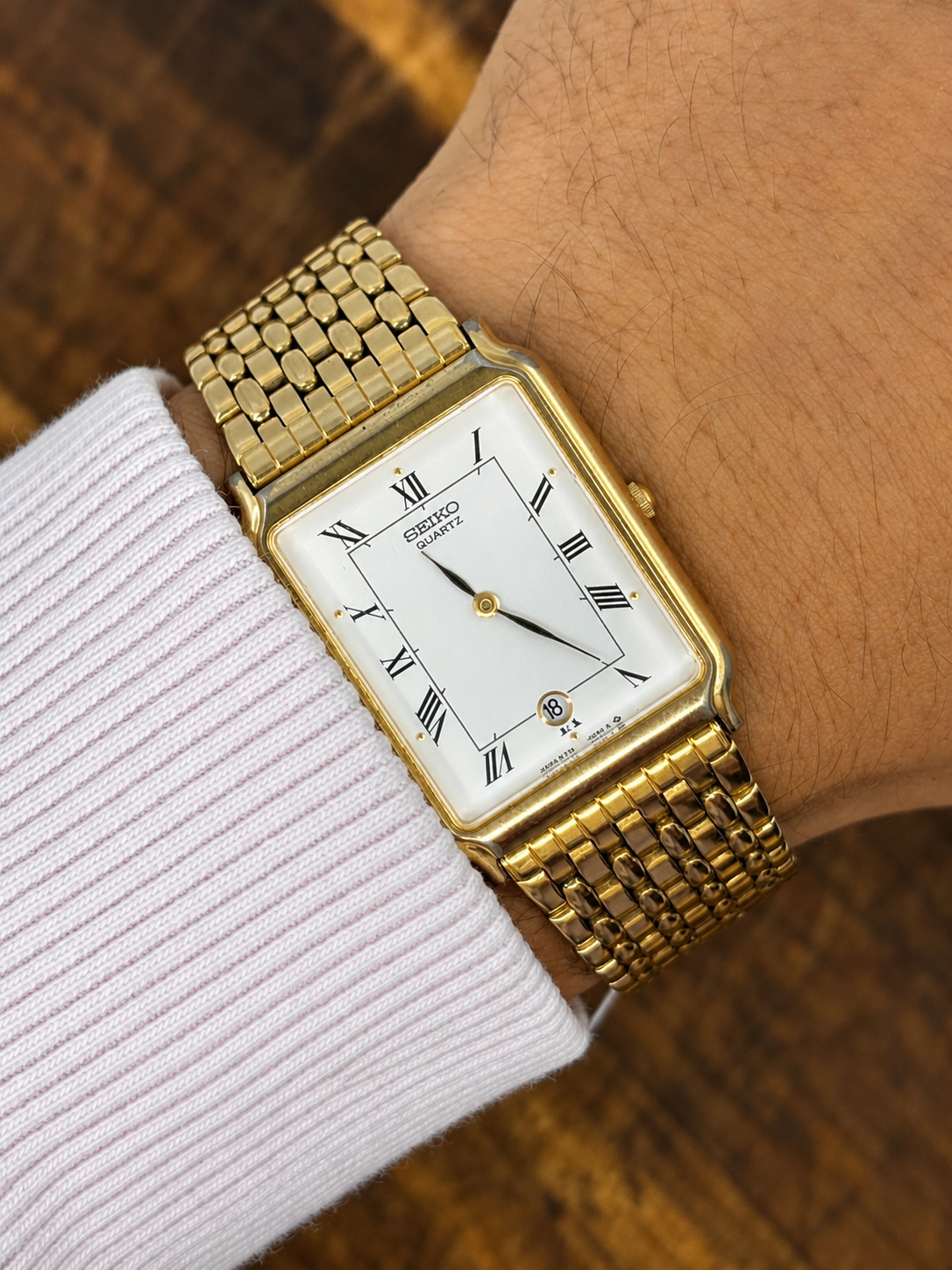 Vintage Seiko Quartz Rectangular Watch – White Roman Numeral Dial – Gold-Tone Bracelet