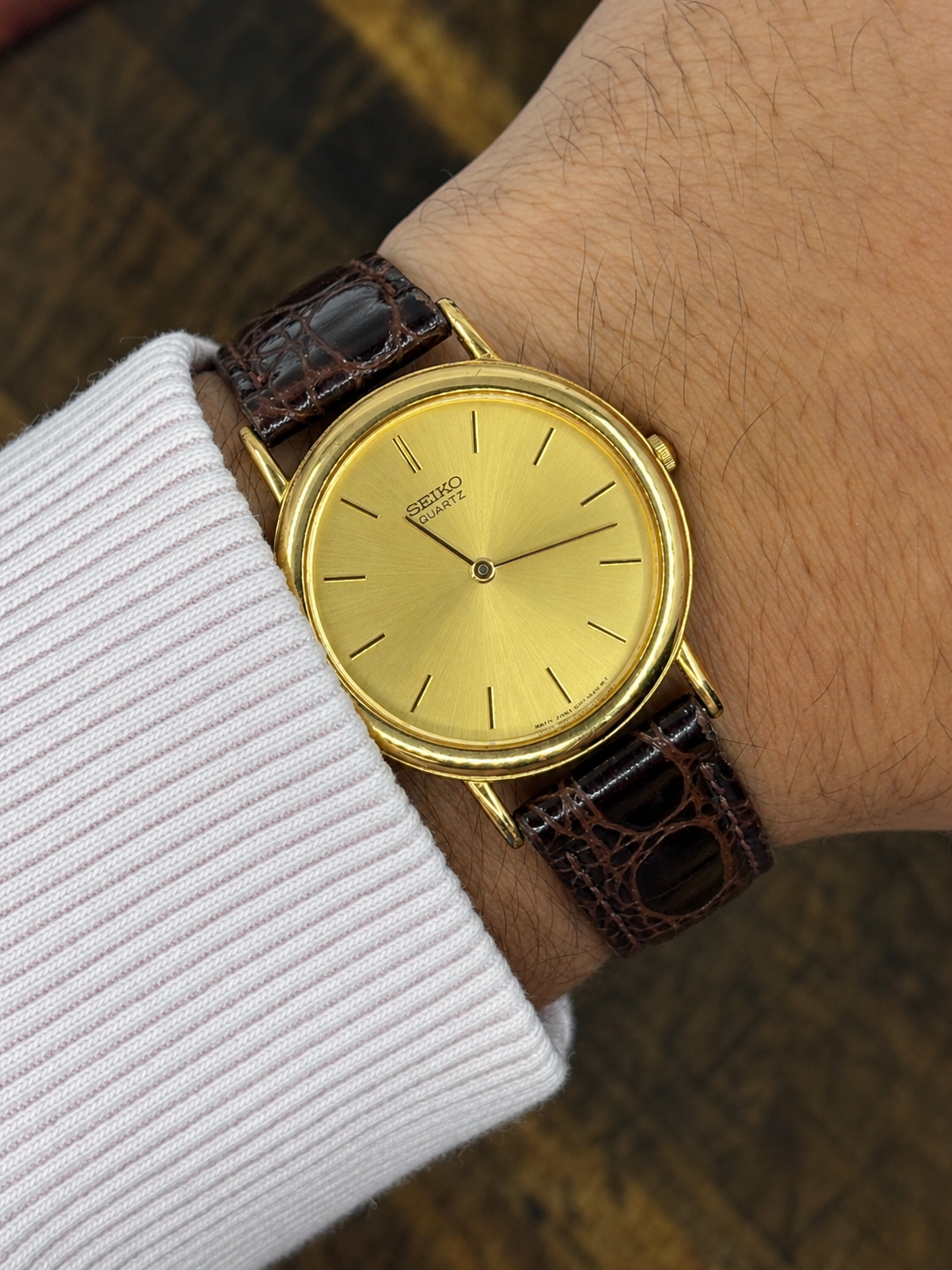 Vintage Seiko Quartz Gold-Tone Round Dress Watch – Champagne Dial – Black Crocodile-Pattern Leather Strap