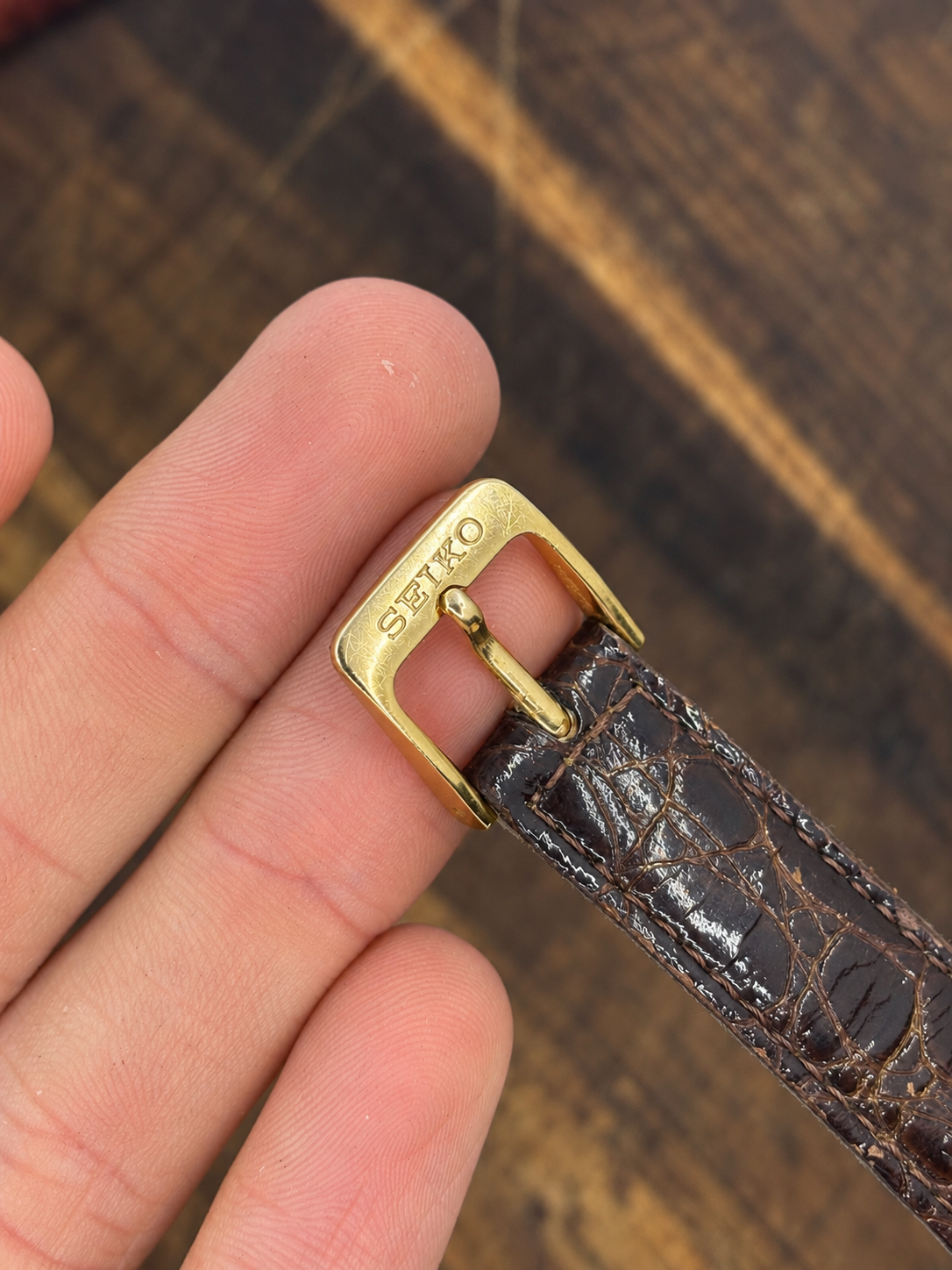 Vintage Seiko Quartz Gold-Tone Round Dress Watch – Champagne Dial – Black Crocodile-Pattern Leather Strap