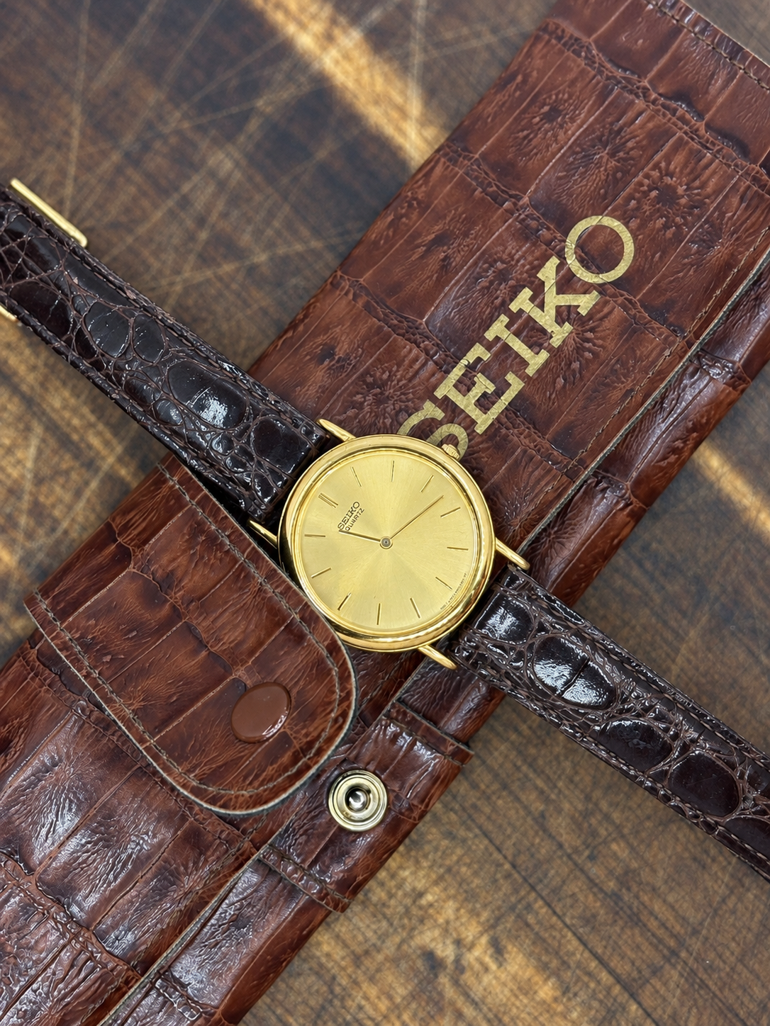 Vintage Seiko Quartz Gold-Tone Round Dress Watch – Champagne Dial – Black Crocodile-Pattern Leather Strap