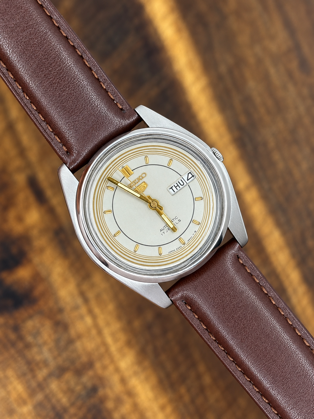 Vintage Seiko 5 Automatic 17 Jewels – Silver Dial – Day-Date – Brown Leather Strap