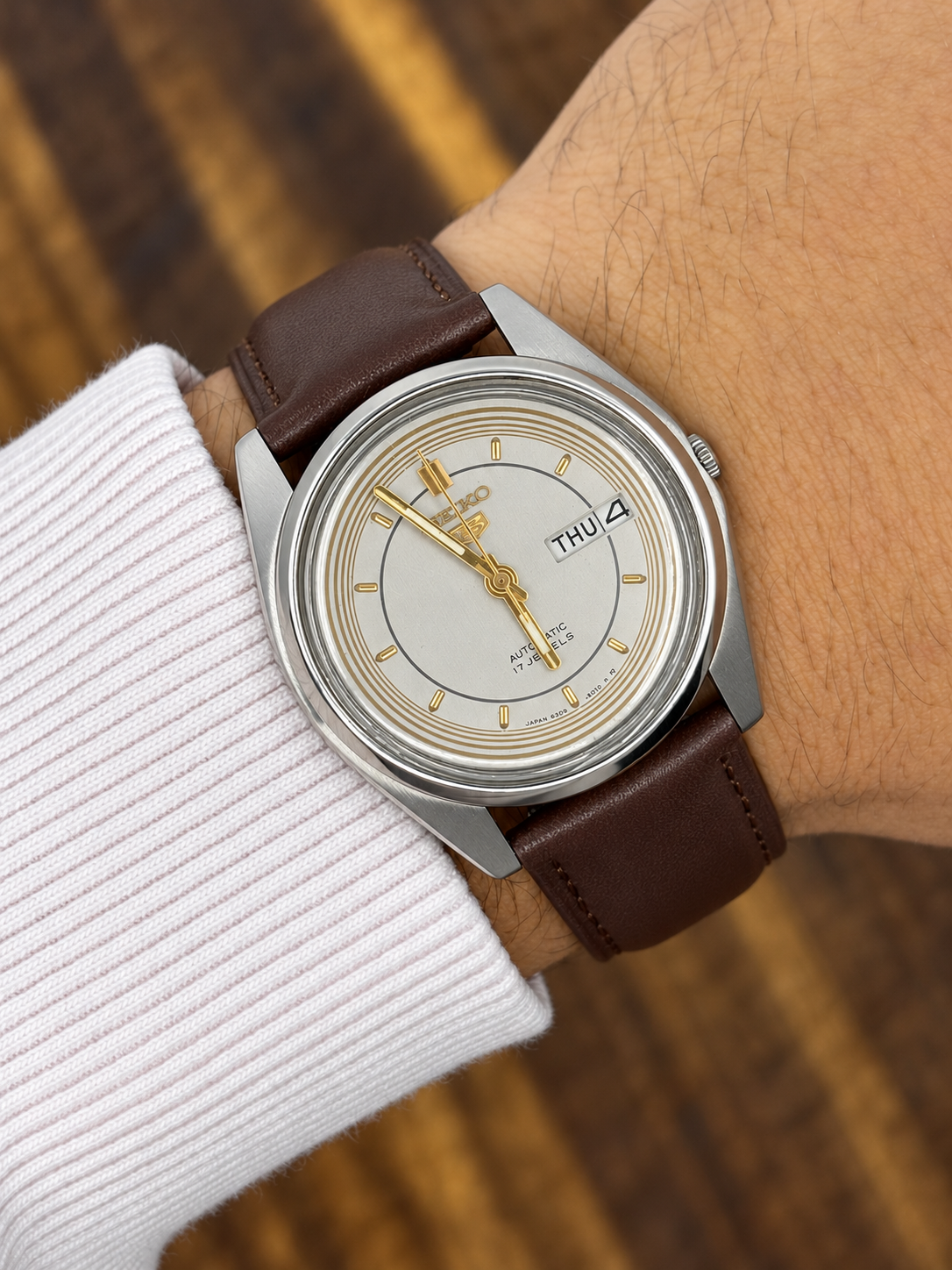 Vintage Seiko 5 Automatic 17 Jewels – Silver Dial – Day-Date – Brown Leather Strap
