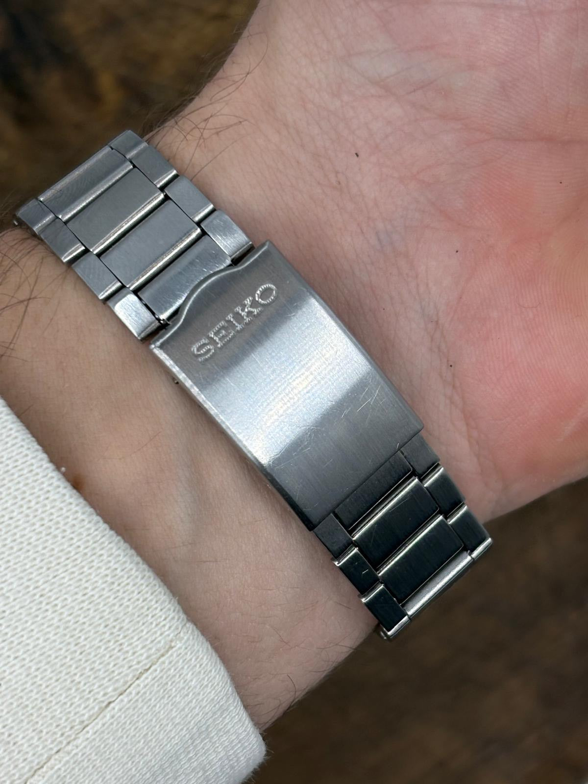 Seiko 5 Automatic – Silver Dial (Day-Date, Vintage Model)